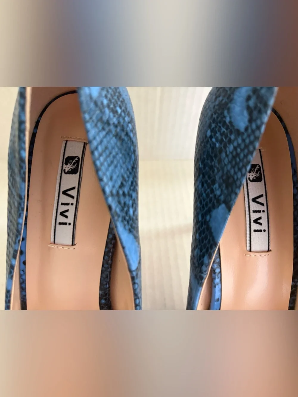 NWOB Viví Blue Snake-Print Pointed Toe High Heels in size 8 with 4” high heels.